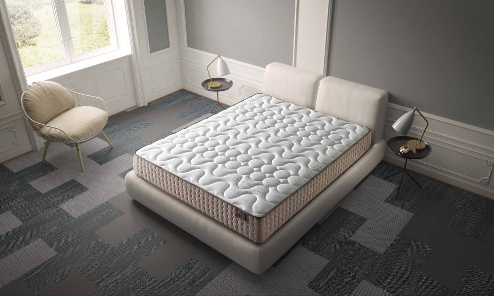 Habitación con cama y colchón