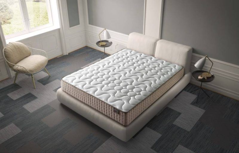 Habitación con cama y colchón