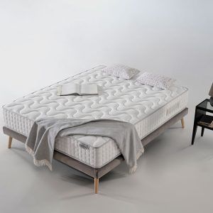 Habitación con cama y colchón
