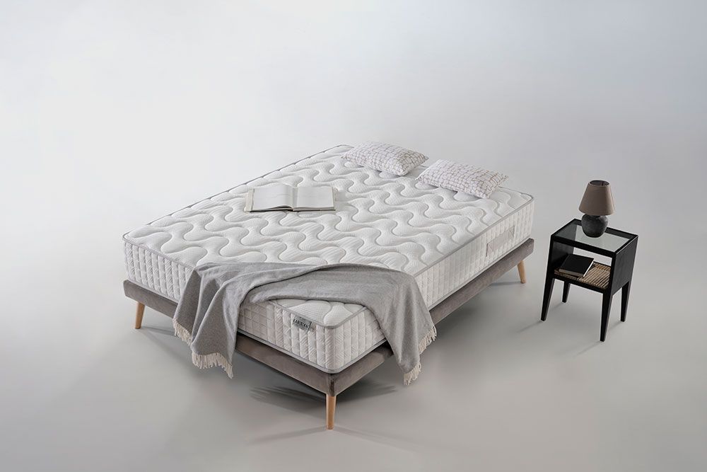Habitación con cama y colchón