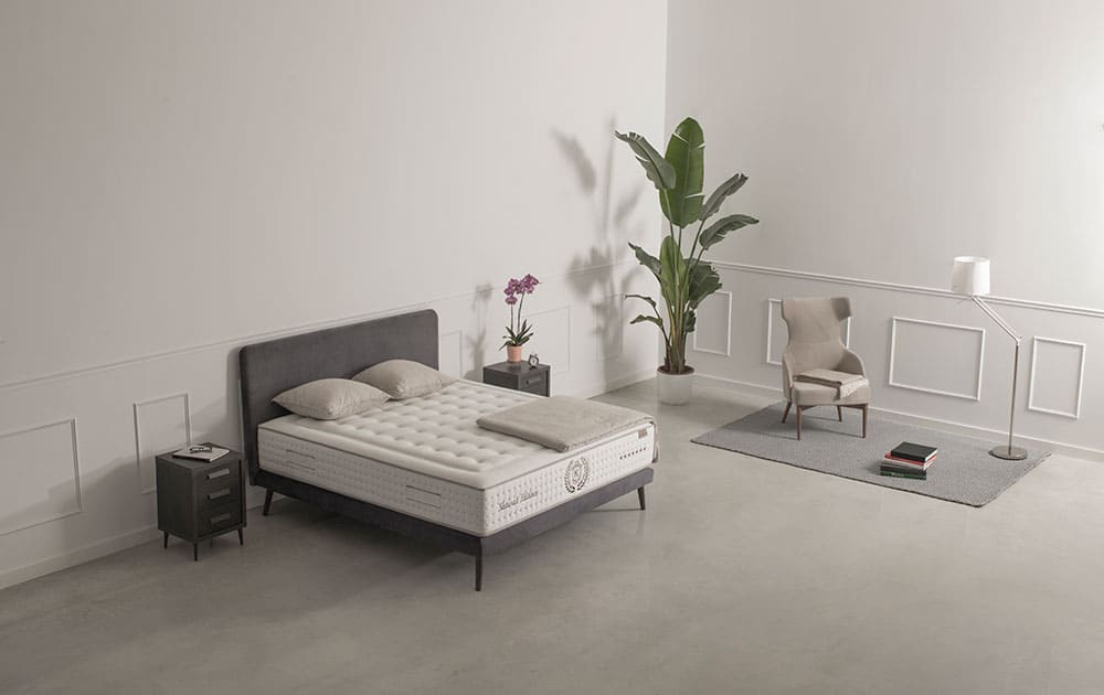 Habitación con cama y colchón