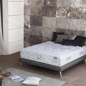 Habitación con cama y colchón