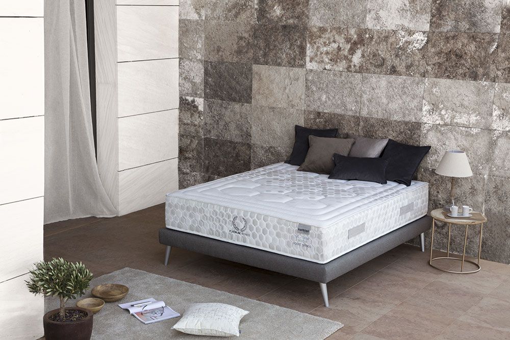 Habitación con cama y colchón