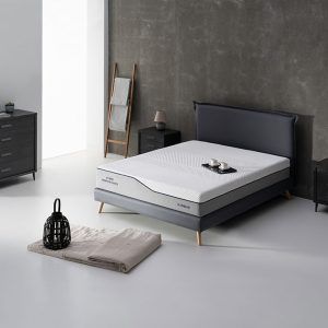 Habitación con cama y colchón