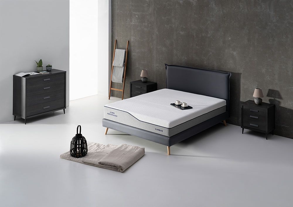 Habitación con cama y colchón
