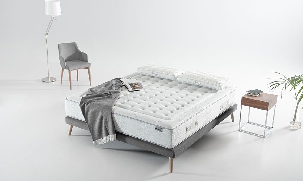 Habitación con cama y colchón